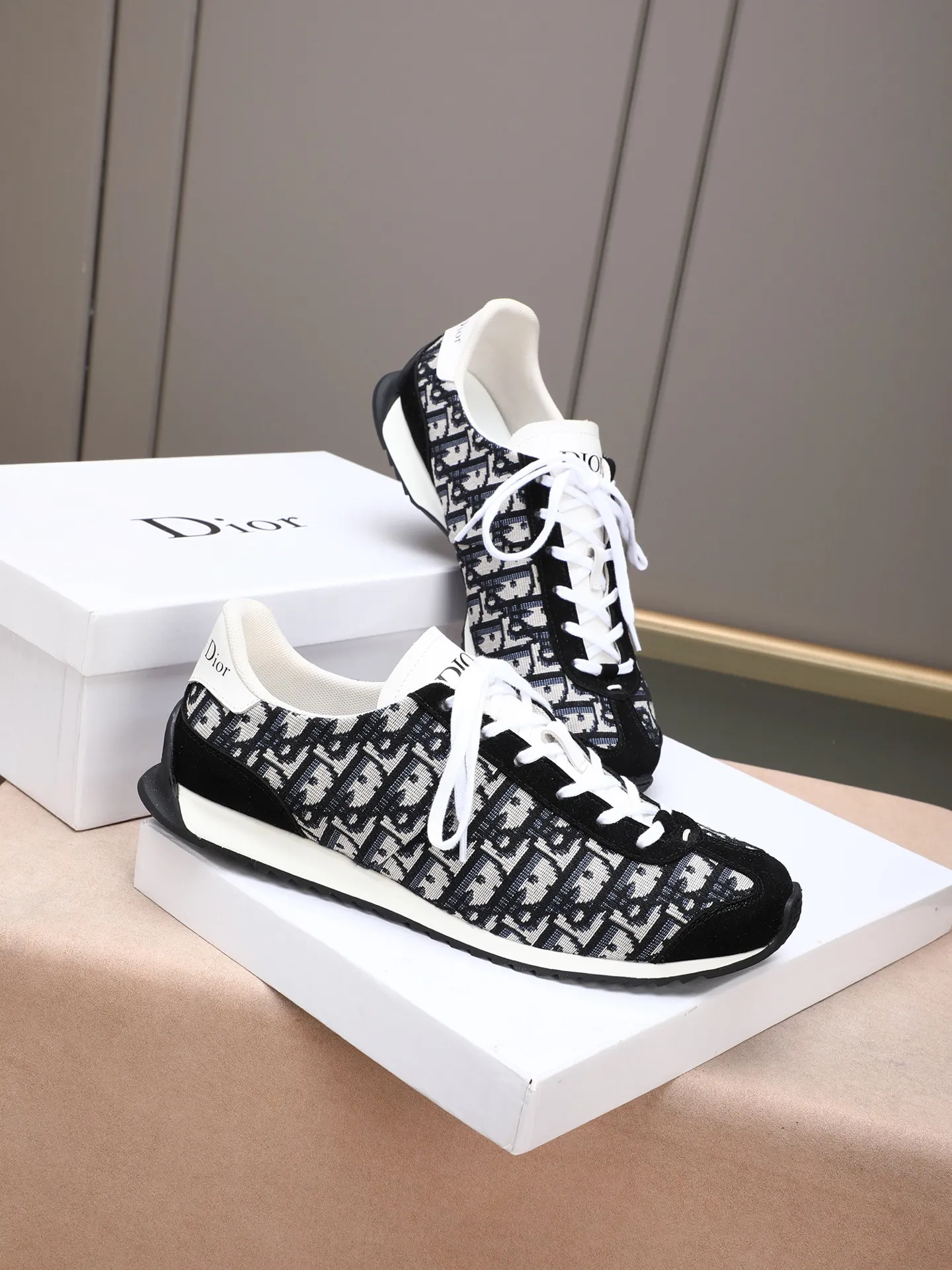 Men's shoes💰440 Dior【Dior】😘😘High-end series of casual men's shoes, simple and elegant👍👍👍The upper is made of first-layer genuine leather spliced ​​with Dior's special material [sun][sun]; imported first-layer sheepskin lining; special outsole, wear-resistant, lightweight, the overall design is harmonious and unified without lacking personality 👣🌟✨You deserve it! Multiple colors to choose from! 😍Size 38～44. (45 custom-made) The picture above is a big seller🔥🔥🔥